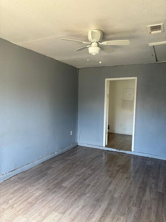 Building Photo - Handyman Special $0 First Month's Rent / “You fix, you SAVE BIG!!” Contact Mayshell for details: ...