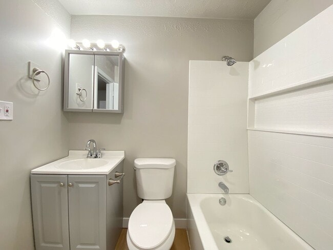 Building Photo - 3 Bedroom Home in Hammond