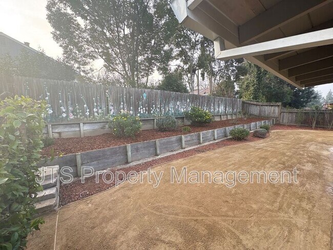 Building Photo - 5140 Linda Lou Dr