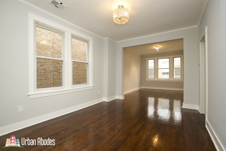 Building Photo - 3649 W Montrose Ave