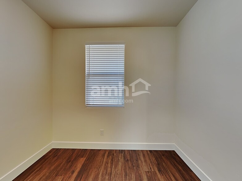 Building Photo - 749 S Rocker Ave
