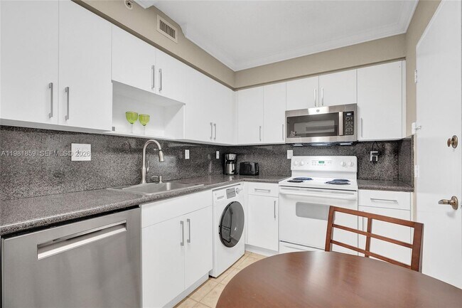 Building Photo - 2501 S Ocean Dr