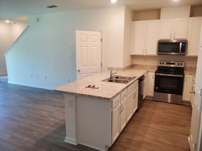 Building Photo - 3 BEDROOM 2.5 BATH TOWNHOME