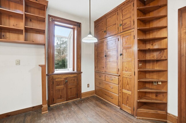 Building Photo - Private House on iuka ave Ravine – Central Campus – Newly Renovated - Flexible Pricing