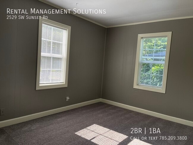 Building Photo - *RECENTLY UPDATED* 2529 SW Sunset Rd- 2 BE...