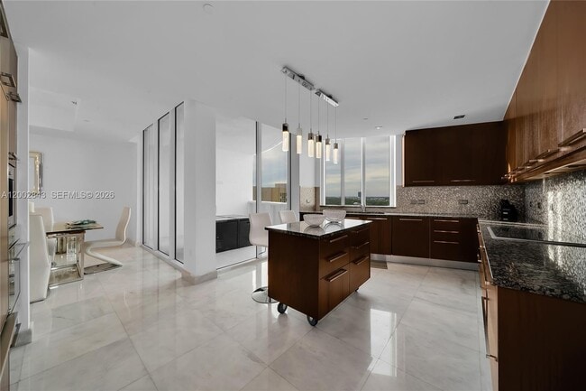 Building Photo - 16001 Collins Ave