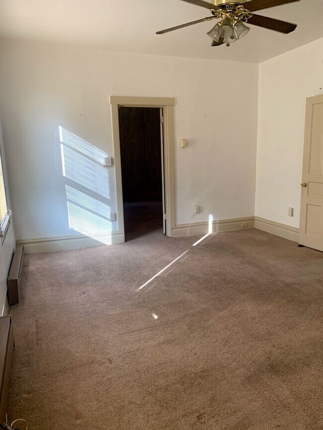 Building Photo - 2/1 Apartment in Highland Park - Available Now!