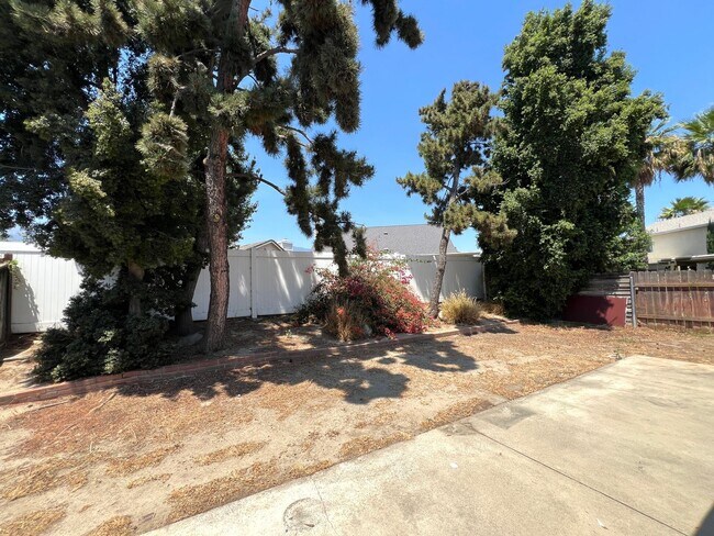 Building Photo - Charming Single story 3bed /2 bath newly renovated home
