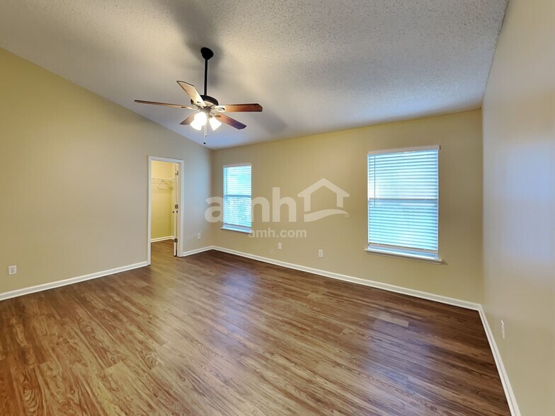 Building Photo - 807 Hickory Knolls Dr