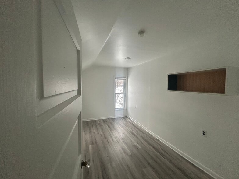 Building Photo - 421 W Bond St