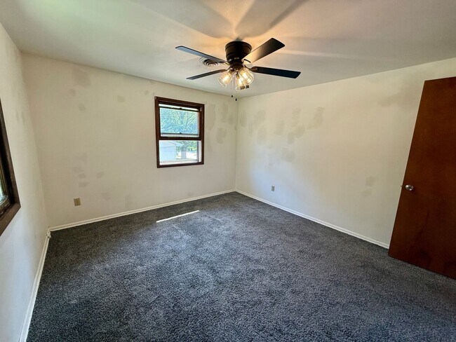 Building Photo - 901-903 W Adler Rd
