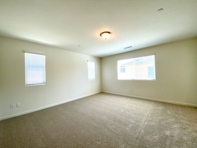 Building Photo - $2,350 Clinton & Armstrong, 4 Bed, Gated Community Pool & Solar - E Riesling Dr, Fresno