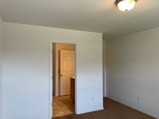 Building Photo - Beautiful 2 Bedroom 1.5 Bath 2 Story Home-...