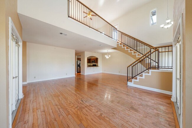 Building Photo - Downtown Luxury Condo with Rooftop Views -...