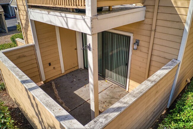 Building Photo - Updated 2 bed/2 bath Condo in Crestview Avaliable NOW!!! - $2,800/mo