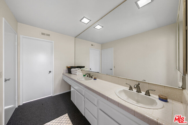 Building Photo - 780 Carriage Cir