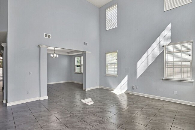 Building Photo - Beautiful 5/4 Home with Over 4k sqft, Fenced in Yard & 3 Car Garage! Pet friendly!