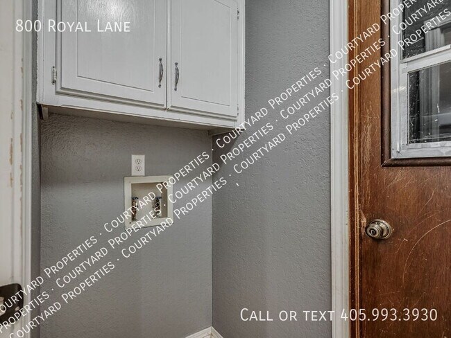 Building Photo - 800 Royal Ln