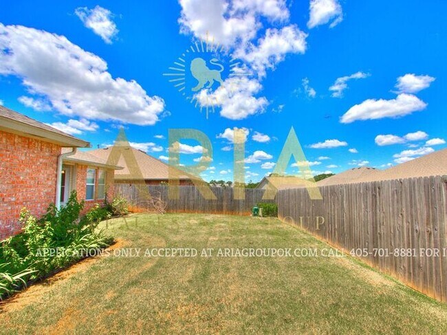 Building Photo - BEAUTIFUL 3 BED/2 BATH HOME IN ROYAL OAKS!...