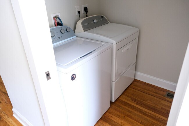 Building Photo - 3 Bedroom, 3 Bath House in Prime Augusta C...
