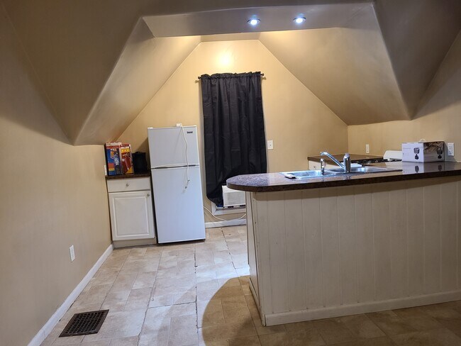 Building Photo - 914 S Center St