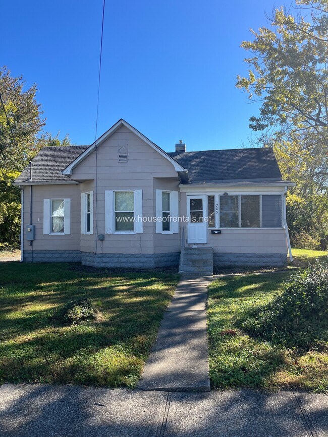 Building Photo - 705 N Garfield St