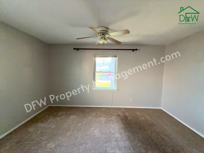 Building Photo - Charming 3-Bedroom Home with Sunroom & Spacious Backyard in Irving!