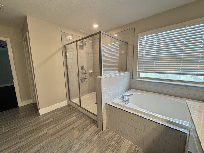 Building Photo - "Spacious 4-Bed Home with Granite Countert...
