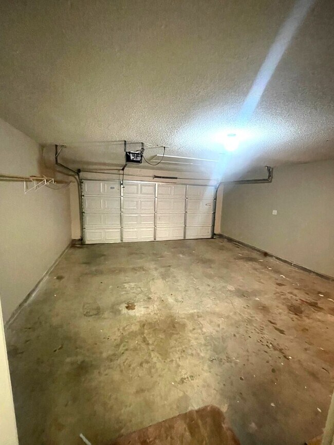 Building Photo - 9456 Club Walk Ct