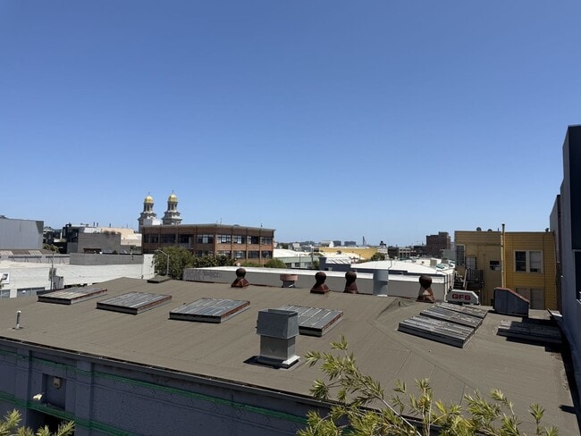 Building Photo - Bright & Spacious One Bedroom, Recently Renovated, W&D in Unit. Available Now!