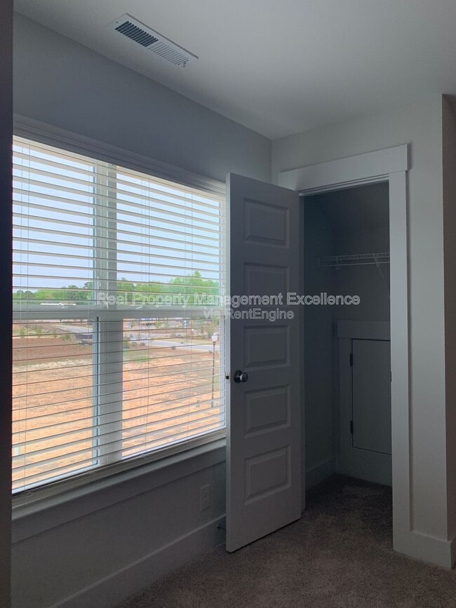 Building Photo - 150 Steppe Wy