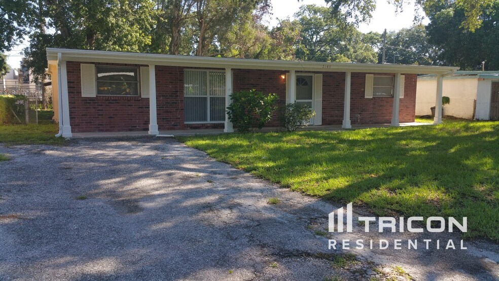 Building Photo - 2160 Alemanda Dr