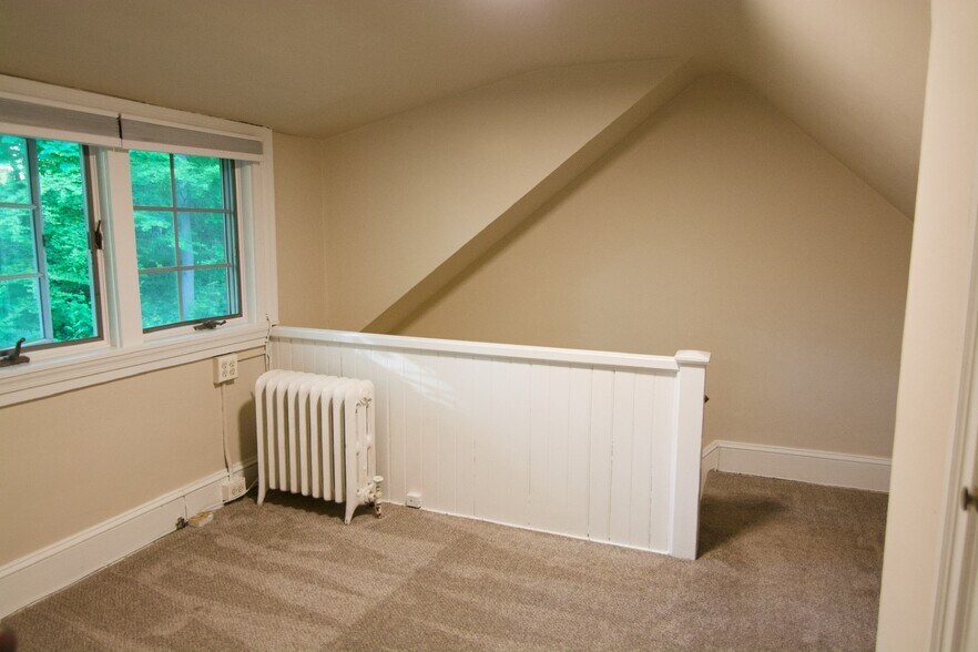 Building Photo - 327 Valley Brook Rd