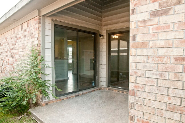 Building Photo - 409 Erskine St