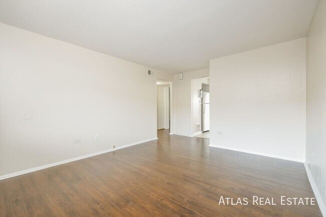 Building Photo - Spacious 2 bed 1 bath unit in Lakewood ! F...