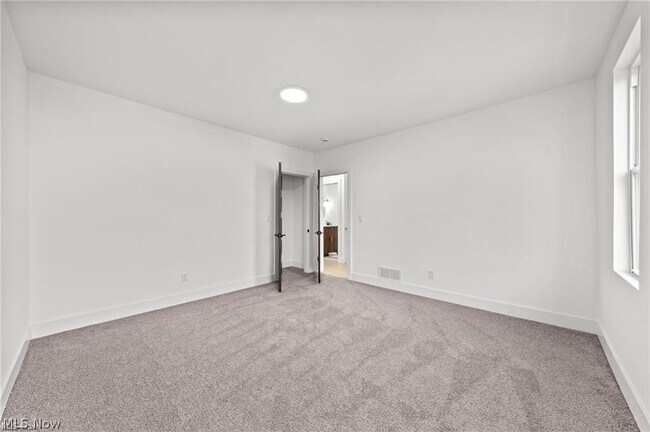 Building Photo - 1422 W 77th St
