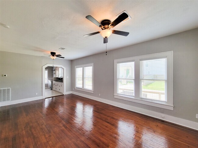Building Photo - 802 E 39th St