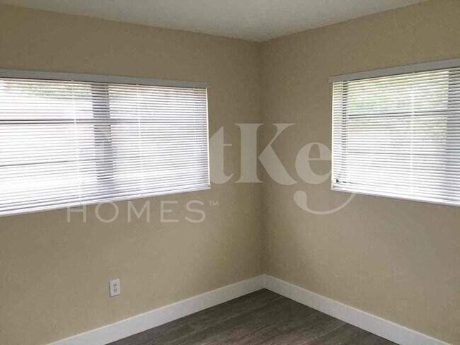 Building Photo - 18000 NW 6th Ct