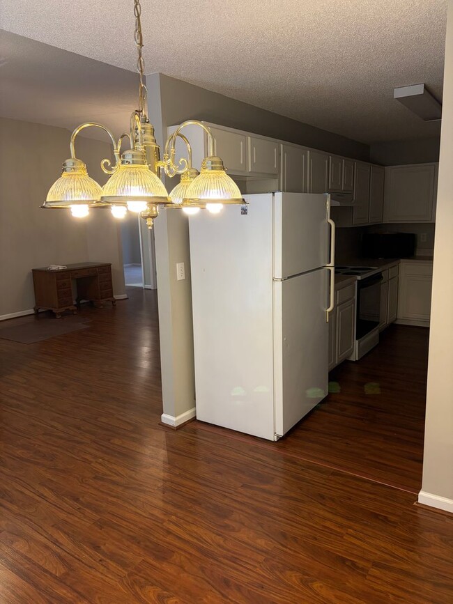 Building Photo - Charming 3 Bed 2 Bath in a gated community!!