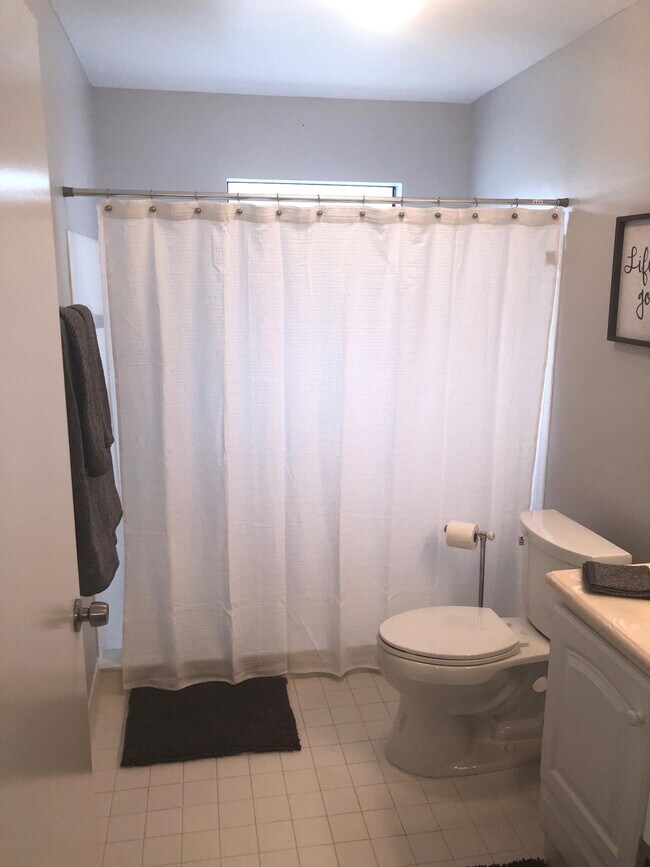 Building Photo - 2555 Bedford Mews Dr