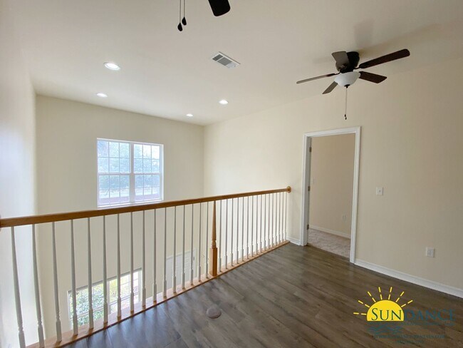 Building Photo - Beautiful 3 Bedroom Townhouse Near Hurlburt Field!