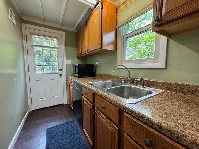 Building Photo - Charming 2 Bed 1.5 Bath Single Family Home...