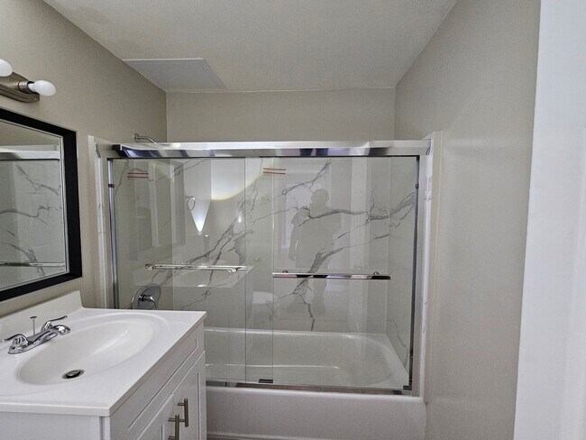 Building Photo - 13535 Victory Blvd Apartments