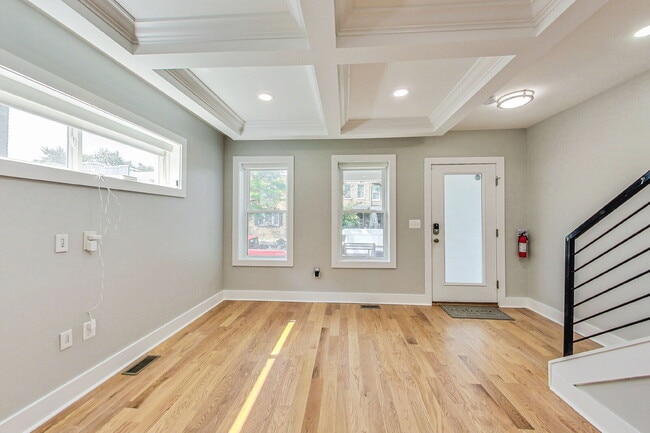 Building Photo - 1124 Owen Pl NE