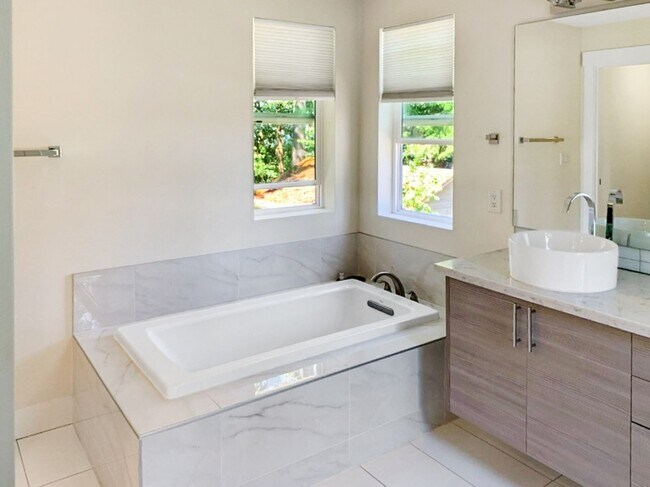 Building Photo - 4Bd/2.5Ba Renton Home