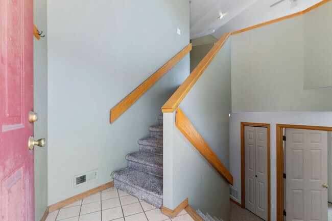 Building Photo - 4 Bedroom Townhome near campus