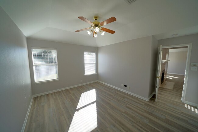 Building Photo - Beautifully Renovated Home Now Available in Converse.  Realtor Commission: $500