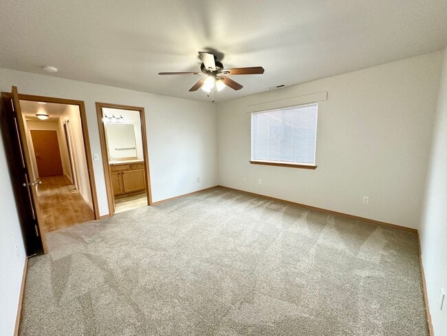 Building Photo - Charming 3 Bedroom Home