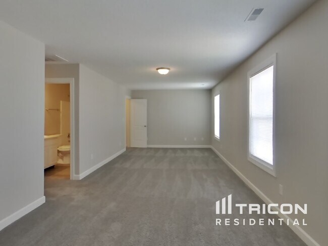 Building Photo - 2990 Parkview Dr