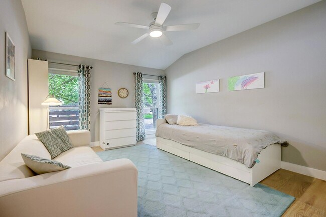 Building Photo - 2500 Pinewood Terrace